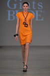 Показ Gints Bude — Riga Fashion Week SS13 (наряди й образи: помаранчева сукня, чорні босоніжки)