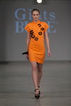 Desfile de Gints Bude — Riga Fashion Week SS13 (looks: vestido naranja, sandalias de tacón negras)