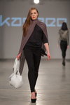 Показ Kaseee — Riga Fashion Week SS13 (наряды и образы: белая сумка, чёрные туфли)