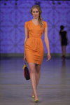 Desfile de Narciss — Riga Fashion Week SS13 (looks: vestido naranja)