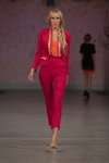 Desfile de Narciss — Riga Fashion Week SS13 (looks: traje de pantalón rojo, zapatos de tacón amarillos)