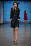 Modenschau von Narciss — Riga Fashion Week SS13 (Looks: schwarzer Damen Anzug (Blazer, Shorts), schwarze Pumps)