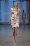 Modenschau von Narciss — Riga Fashion Week SS13 (Looks: silbernes Kleid, goldene Pumps)