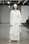 Pokaz One Wolf by Agnese Narnicka — Riga Fashion Week SS13 (ubrania i obraz: kostium biały)
