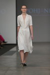 Modenschau von Pohjanheimo — Riga Fashion Week SS13 (Looks: weißes Kleid)