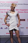Frauenfrisuren — Roza vetrov - HAIR 2012 (Looks: schwarze Netzstrümpfe, weißes Cocktailkleid)