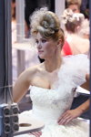Fryzury ślubne — Róża Wiatrów - HAIR 2012 (ubrania i obraz: suknia ślubna biała)