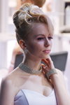 Причёски для невест — Роза Ветров - HAIR 2012 (наряды и образы: белое свадебное платье с декольте)