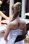 Fryzury ślubne — Róża Wiatrów - HAIR 2012 (ubrania i obraz: suknia ślubna biała, tatuaż)