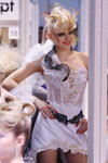 Brautfrisuren — Roza vetrov - HAIR 2012 (Looks: schwarze Netzstrümpfe, weißes Cocktailkleid, blonde Haare)