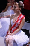 Fryzury ślubne — Róża Wiatrów - HAIR 2012 (ubrania i obraz: suknia ślubna biała, ażurowy rajstopy białe)