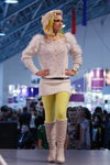 Street style — Roza vetrov - HAIR 2012 (Looks: weißer Pullover aus Strickware, gelbe Strumpfhose, Beige Stiefel)