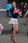 Bieg w szpilkach. 2012 (ubrania i obraz: sandały czerwono-czarne, spódnica mini szara, kurtka sportowa czarna)