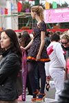 ¡Medias de encaje, minifaldas, pantalones cortos y a correr! La carrera en tacones de Gómel (looks: pantis azules)