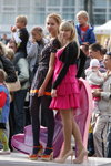 Бег на каблуках в Гомеле (наряды и образы: разноцветное платье, фиолетовые колготки, оранжевые туфли, платье цвета фуксии, телесные колготки, бежевые туфли, блонд (цвет волос))