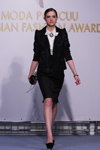 RUSSIAN FASHION AWARD 2012 (Looks: schwarzer Damen Anzug (Blazer, Rock), schwarze Pumps, weiße Bluse)