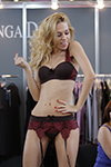 Prezentacja LingaDore — Salon of Lingerie 2012 (stylizacje: blond (kolor włosów), biustonosz bakłażanowy, koronkowy pas do pończoch buraczkowy)
