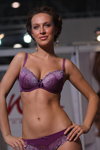 Міжнародний салон білизни "Salon of lingerie" (наряди й образи: фіолетовий бюстгальтер, фіолетові труси)