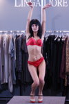 Międzynarodowy salon bielizny "Salon of lingerie" (ubrania i obraz: biustonosz czerwony, figi czerwone)