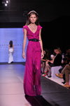 Modenschau von Carolina Herrera — Art Week Style.uz 2012 (Looks: Fuchsia Kleid mit Ausschnitt)