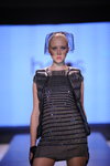 Pokaz Hoss Intropia — Art Week Style.uz 2012 (ubrania i obraz: sukienka szara, kamizelka czarna pikowana)