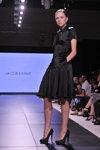 Modenschau von Jacob Kimmie — Art Week Style.uz 2012 (Looks: schwarzes Kleid, schwarze Pumps)