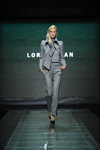 Desfile de Loris Diran — Art Week Style.uz 2012 (looks: traje de pantalón gris)