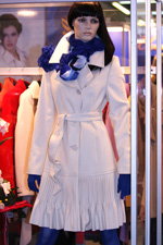 Elema. 38-ая федеральная ярмарка "Текстильлегпром" (наряды и образы: белое пальто, синие перчатки, синие колготки)