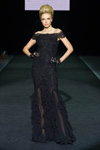 Desfile de Alexandra Serova — La Semana de la moda de Volvo en Moscú SS2013 (looks: vestido de noche negro)