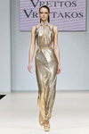 Modenschau von Vrettos Vrettakos — Volvo-Modewoche in Moskau SS2013 (Looks: goldenes Kleid)