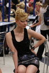 Festiwal sztuki fryzjerskiej "Złoty Przebiśnieg 2012" (ubrania i obraz: sukienka mini czarna, blond (kolor włosów))