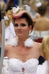Festiwal sztuki fryzjerskiej "Złoty Przebiśnieg 2012" (ubrania i obraz: suknia ślubna biała)