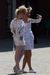Festiwal sztuki fryzjerskiej "Złoty Przebiśnieg 2012" (ubrania i obraz: suknia ślubna biała, sandały białe, cienkie rajstopy białe, suknia ślubna biała, rajstopy cieliste)