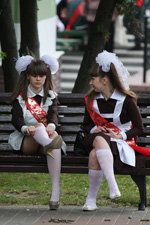 Dzień ostatniego dzwonka na Białorusi: radziecki mundurek szkolny wciąż jest w modzie