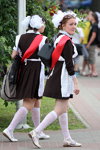 Dzień ostatniego dzwonka na Białorusi: radziecki mundurek szkolny wciąż jest w modzie (ubrania i obraz: kokarda biała, Sukienka szkolna brązowa, fartuch szkolny biały, podkolanówki białe, półbuty białe)