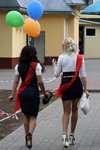 Dzień ostatniego dzwonka na Białorusi: radziecki mundurek szkolny wciąż jest w modzie (ubrania i obraz: sukienka niebieska, pulower biały, spódnica mini czarna, szpilki białe, rajstopy cieliste, torebka biała, blond (kolor włosów))