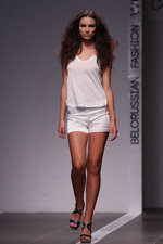 дефіле в шортах під час показу колекції одягу ALLEZYE (Росія) в рамках BFW - Тижня моди в Білорусі (жовтень 2010). шорти (наряди й образи: білі шорти, білий топ, чорні босоніжки)