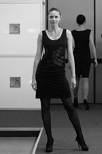 Ludmila Jakimowitsch (Looks: schwarzes Mini Kleid, schwarze Strumpfhose, schwarze Pumps)