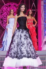 в финале Национального конкурса "Мисс Беларусь 2012". Юлия Скалкович (наряды и образы: чёрно-белое вечернее платье)