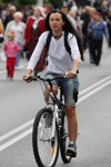 Straßenmode in Gomel. 09/2012 (Looks: weißer Pullover, himmelblaue Jeans-Shorts)