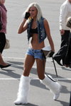 Straßenmode in Gomel. 09/2012 (Looks: blonde Haare, himmelblaue Mikro Jeans-Shorts, weiße Handtasche, schwarze Fingerlose Handschuhe aus Leder)