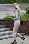 Moda en la calle en Gómel. 05/2012 (looks: , vaquero beis, sandalias de tacón negras)