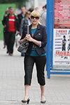 Moda en la calle en Gómel. 05/2012 (looks: bolso gris, , gafas de sol, )