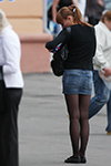 Moda en la calle en Gómel. 05/2012 (looks: falda vaquera azul corta, pantis negros, cola de caballo)