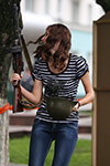 Moda en la calle en Gómel. 05/2012 (looks: top de rayas de color blanco y negro, vaquero azul)