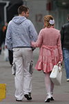 Moda en la calle en Gómel. 05/2012 (looks: , trenza, bolso blanco, zapatos de tacón blancos, pantis de red blancos)
