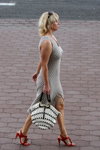 Уличная мода в Гомеле. Август 2012 (наряды и образы: серое платье с разрезом, белая сумка, красные босоножки)