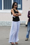 Moda en la calle en Gómel. 08/2012 (looks: maxi falda de lunares blanca, top negro, sandalias de tacón negras, gafas de sol)
