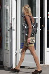 Moda en la calle en Gómel. 08/2012 (looks: pantis de encaje calado cueros, zapatos de tacón marrónes)