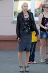 Вулична мода в Гомелі. Серпень 2012 (наряди й образи: сіра спідниця, чорний жакет, квітковий топ)